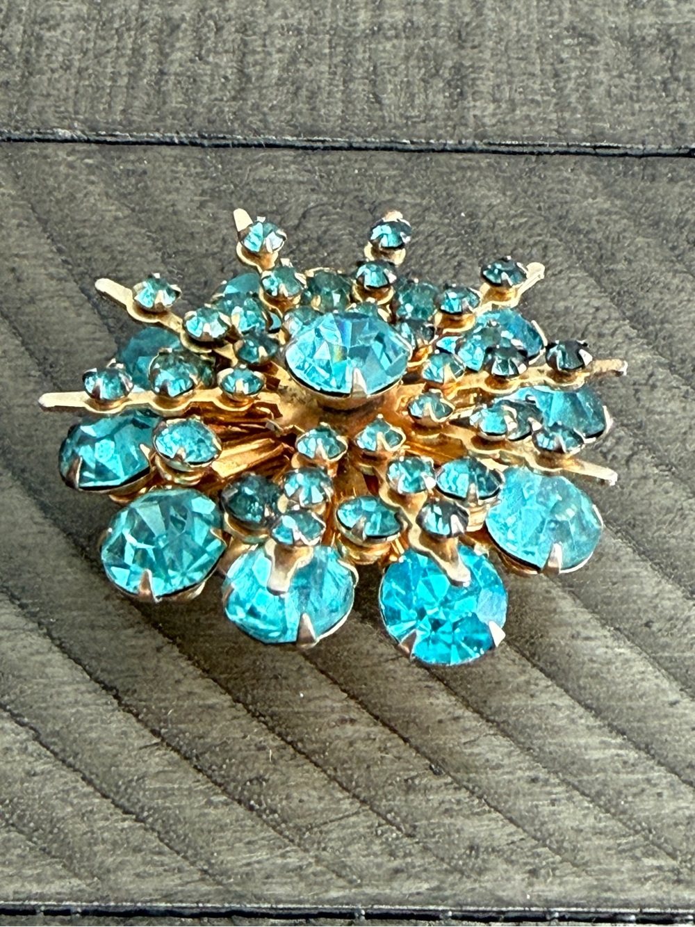 Vintage Two Tone Green Rhinestone Brooch Pin Round Gold Tone Unsigned Estate - Picture 3 of 5